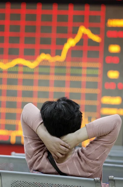 Chinese Investor Looks Shanghai Composite Index Stock Brokerage House Huaibei — Stock Photo, Image