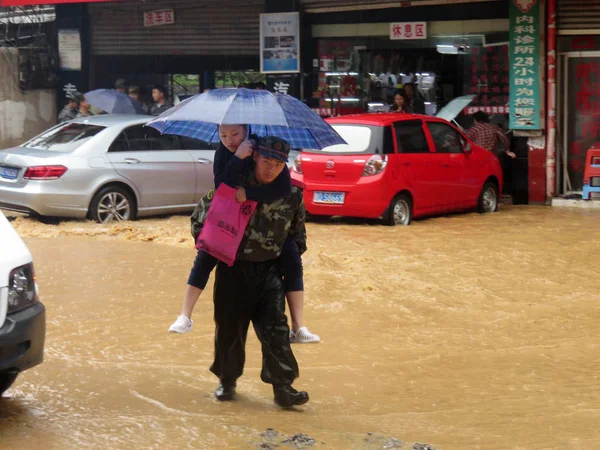 Rescatador Chino Evacua Residente Local Zonas Inundadas Causadas Por Tormentas — Foto de Stock