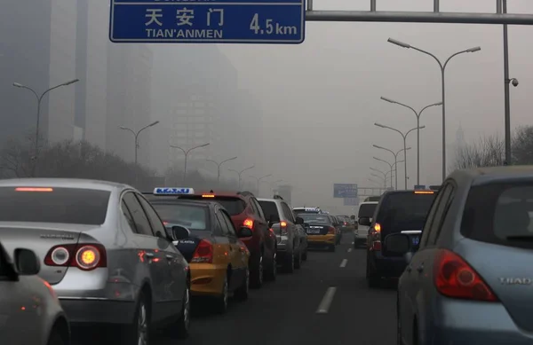 Autók Utazás Egy Közúti Nehéz Szmog Pekingben Kínában Február 2014 — Stock Fotó