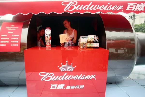 File Працівник Видно Стенді Budweiser Пива Під Час Ярмарку Шанхаї — стокове фото