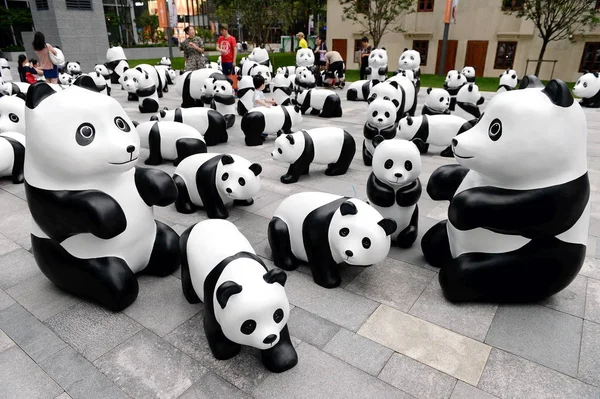 Los Visitantes Ven Pandas Hechos Bambú Durante Exposición 1St Panda — Foto de Stock