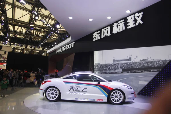 Människor Besöker Montern Dongfeng Peugeot Shanghai International Automobile Industri Utställningen — Stockfoto