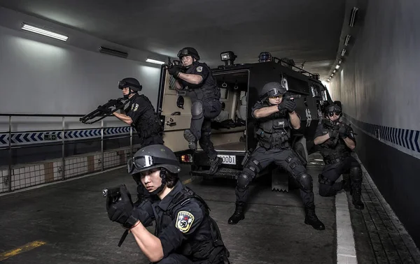 Swat Polizisten Mit Waffen Posieren Für Rekrutierungsplakate Neue Rekruten Der — Stockfoto