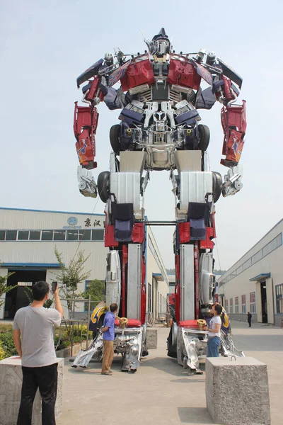 Giant Optimus Prime Gemaakt Van Auto Kladjes Zien Een Industrieel — Stockfoto