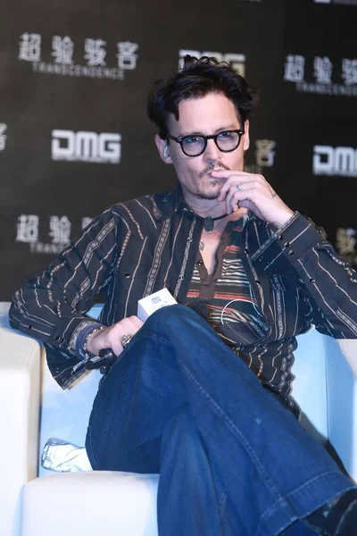 Actor Estadounidense Johnny Depp Muestra Nuevo Anillo Compromiso Mano Izquierda —  Fotos de Stock