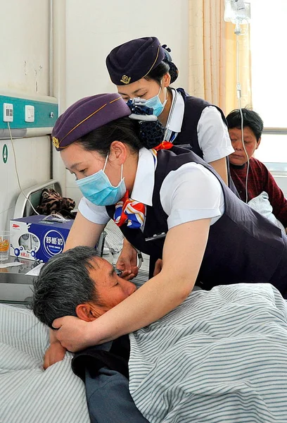 Kinesiska Sjuksköterskor Klädda Som Flygvärdinnor Hand Patienter Lianshui Traditionell Kinesisk — Stockfoto