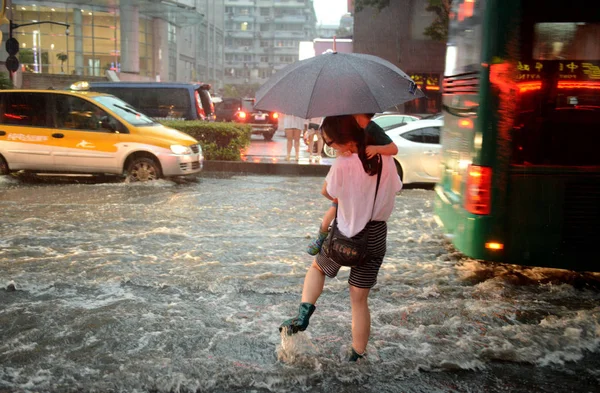Çocuğunu Şemsiyeyle Taşıyan Bir Anne Hangzhou Şehrinde Doğu Chinas Zhejiang — Stok fotoğraf