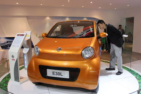 Besökare Tittar E30L Elbil Dongfeng Motor Bilutställning Wuhan City Centrala — Stockfoto