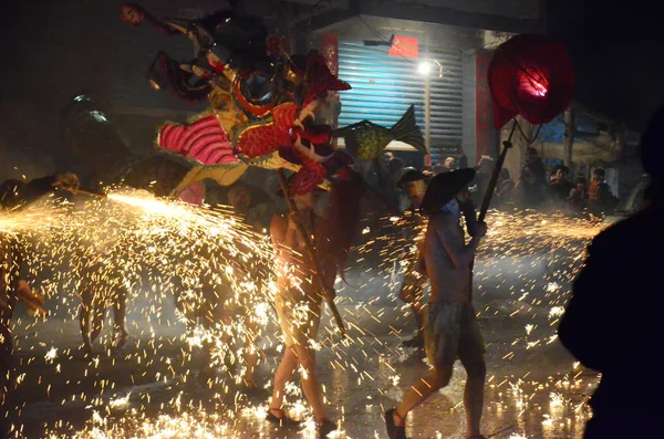 Çin Eğlence Bir Yangın Ejderha Dansı Shiqiao Antik Kenti Yaklaşan — Stok fotoğraf
