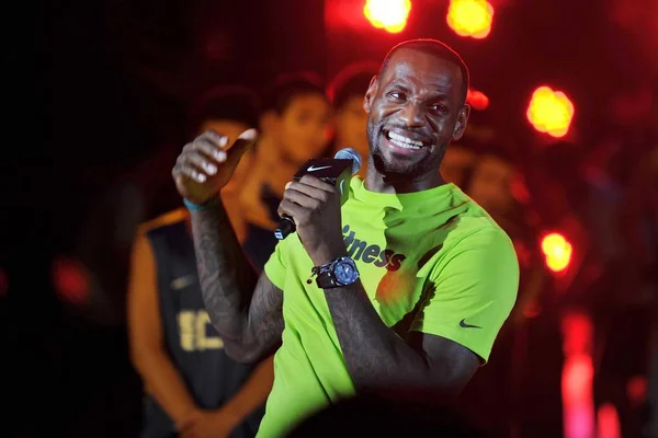 Nba Superstar Lebron James Śmieje Się Spotkanie Fan Podczas China — Zdjęcie stockowe