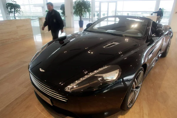 File Клієнт Дивиться Aston Martin Virage Volante Флагманському Магазині Aston — стокове фото