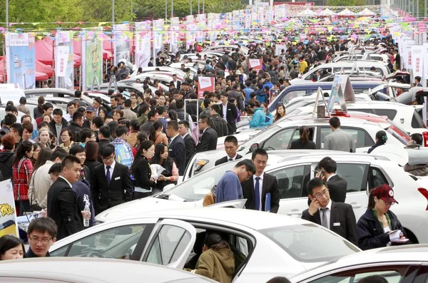 2014年4月6日 在江苏省南京市举行的汽车展览会上 游客们观看汽车 — 图库照片