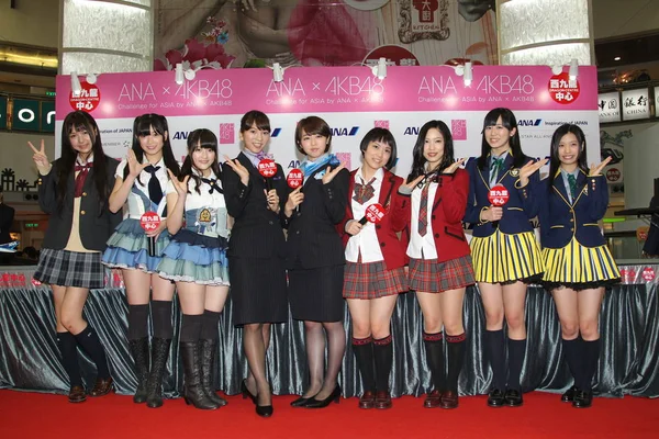 日本のアイドルの女の子のメンバー グループ Akb48 とその姉妹グループ会議ファンでポーズし 記者会見で香港 Akb48 アジアの挑戦のため 2014 — ストック写真