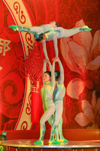 Shanghai Circus School Fiatal Kínai Akrobatái Nyugdíjas Káderek Tavaszi Teadélutánján — Stock Fotó