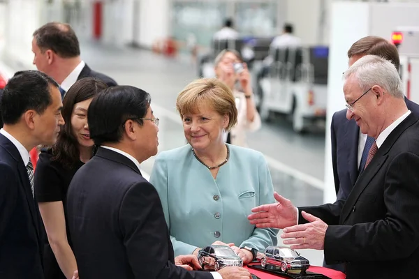 Канцлер Німеччини Ангела Меркель Другий Праворуч Слухає Volkswagen Генеральний Директор — стокове фото