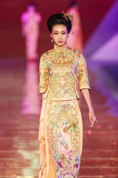 Modell Jeleníti Meg Egy Hagyományos Kínai Menyasszonyi Esküvői Ruha Rose — Stock Fotó