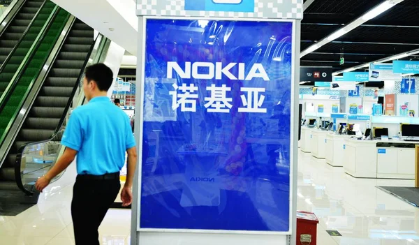 Employee Walks Advertisement Nokia Store Hangzhou City East Chinas Zhejiang — Stock Photo, Image