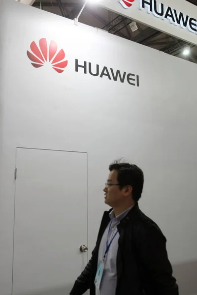 File Peatón Pasea Por Stand Huawei Durante Una Exposición Shanghai — Foto de Stock