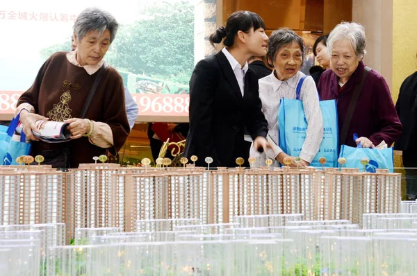 Ηλικιωμένοι Κινέζοι Ιδιώτες Αγοραστές Δείχνουν Μοντέλα Στέγασης Ενός Οικιστικού Έργου — Φωτογραφία Αρχείου