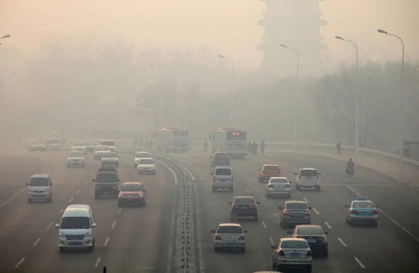 Automóviles Viajan Una Carretera Con Niebla Pesada Tianjin China Diciembre —  Fotos de Stock