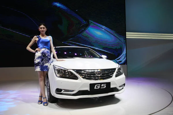 2014年4月20日在中国北京举行的第十三届北京国际汽车展览会 2014年中国汽车 模特与 Byd — 图库照片