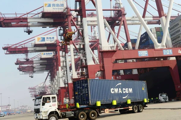 Caminhão Transporta Contêiner Descarregado Navio Contêiner Cais Porto Qingdao Cidade — Fotografia de Stock