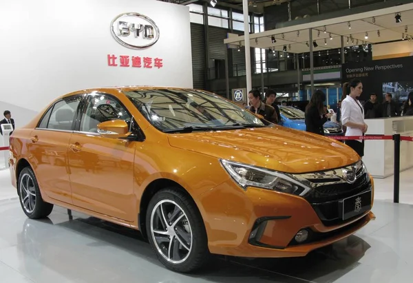 Besökare Tittar Byd Qin Shanghai International Automobile Industri Utställningen Känd — Stockfoto