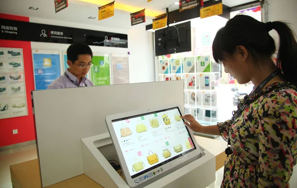 2014年5月27日 中国南部海南省海口市のSf Expressの最初の平家店で 中国人客がタブレットコンピュータでオンライン注文を行った — ストック写真