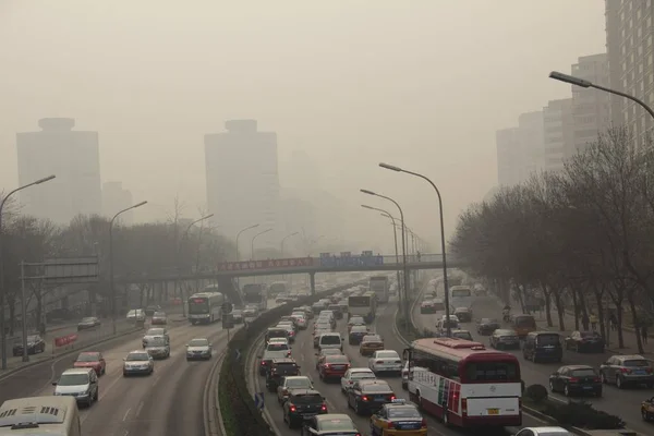 2014年2月26日 北京で大型スモッグの道路を走行する車両 — ストック写真