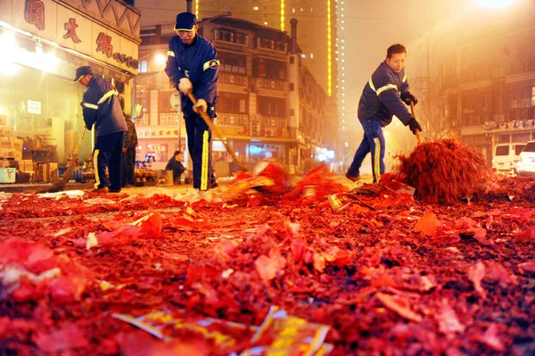 2014年1月31日 中国上海农历新年假期或春节的第一天 中国保洁员在街上清除了烟火和鞭炮碎片 — 图库照片