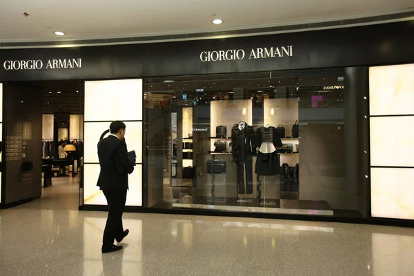 Zákazník Kráčí Obchodu Giorgio Armani Plaza Šanghaji Číně Listopadu 2012 — Stock fotografie