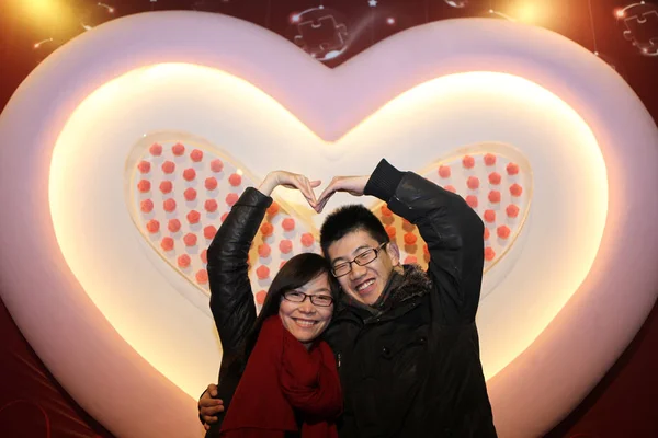 Casal Posar Frente Velas Forma Coração Chongqing China Fevereiro 2014 — Fotografia de Stock