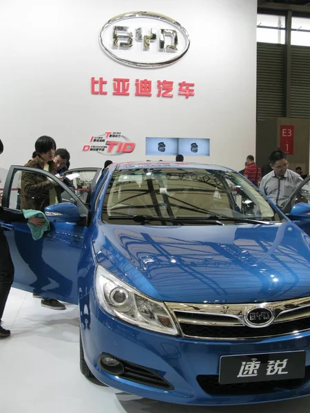 Odwiedzający Spojrzeć Lub Wypróbować Samochodów Byd Podczas Shanghai International Automobile — Zdjęcie stockowe
