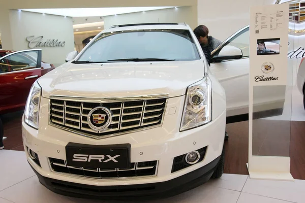 Visitante Olha Para Cadillac Srx General Motors Shopping Center Xangai — Fotografia de Stock