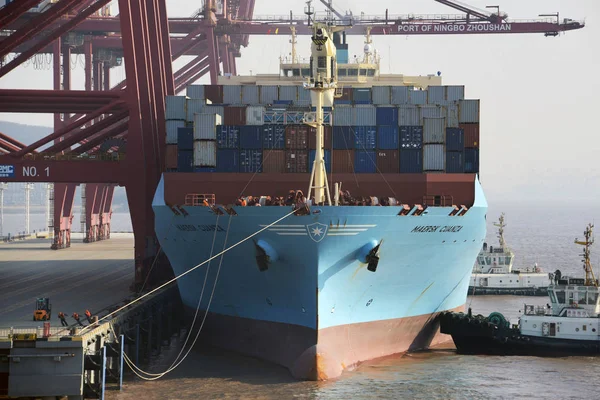 Tugboats Dock Maersk Cuanza Container Ship Maersk Line Port Zhoushan — Stock Photo, Image
