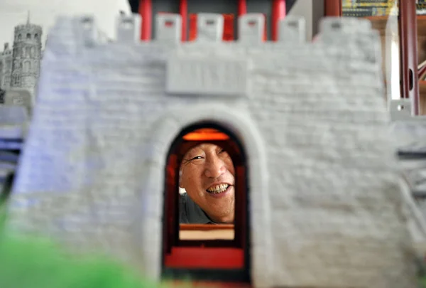 Jubilado Chino Años Wang Desheng Mira Través Agujero Miniatura Casera —  Fotos de Stock