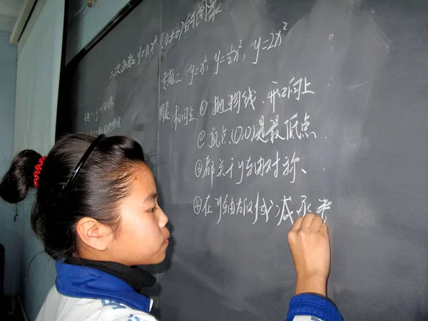 2010年11月16日 中国吉林省吉林市の中学校の数学の授業で 中国人学生が黒板にチョークを入れた授業の質問を書く — ストック写真