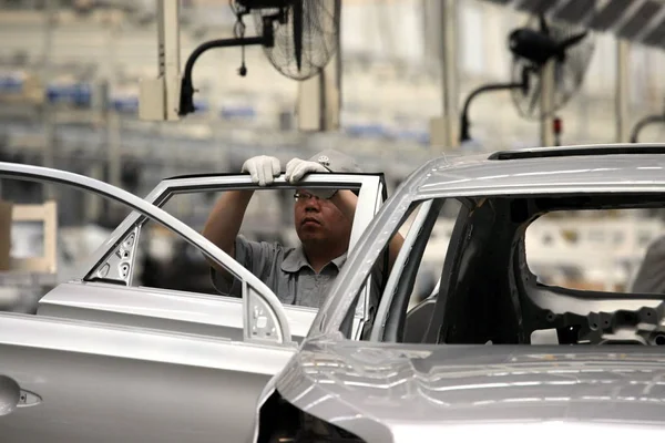 Ein Chinesischer Arbeiter Montiert Ein Auto Fließband Der Autofabrik Der — Stockfoto