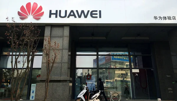 Пешеход Проходит Мимо Магазина Huawei Городе Сучжоу Провинция Цзянсу Востоке — стоковое фото