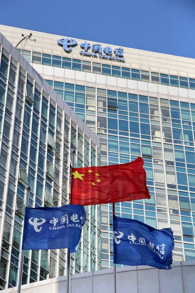 Κινεζική Εθνική Και Κίνα Telecom Σημαίες Πτερυγίων Στην Έδρα Της — Φωτογραφία Αρχείου