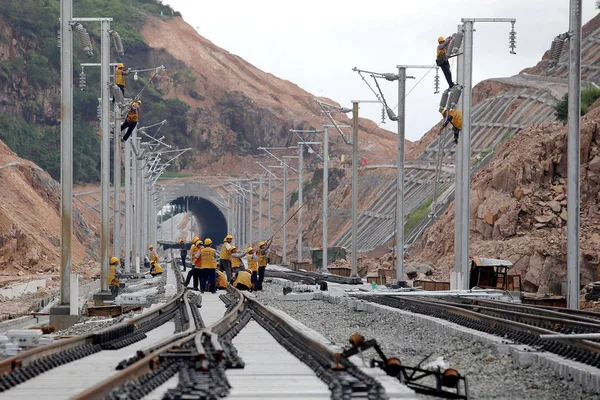 Trabalhadores Chineses Pavimentam Trilhos Ferroviários Xiashen Xiamen Shenzhen Ferrovia Alta — Fotografia de Stock