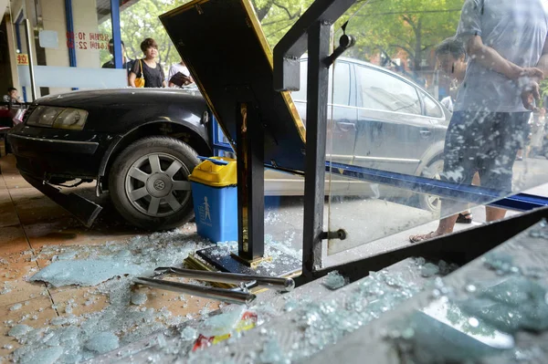 Černé Auto Poháněné Mužem Který Restauraci Zastavil Aby Přivezl Svého — Stock fotografie