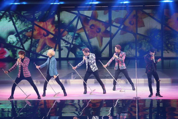 Členové Jihokorejská Hudební Skupiny Shinee Provádět Během Jejich Koncertu Taipei — Stock fotografie