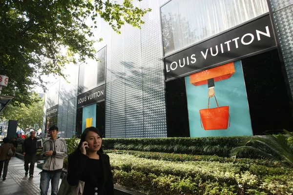 Пешеходы Проходят Мимо Модного Магазина Louis Vuitton Шанхае Китай Октября — стоковое фото