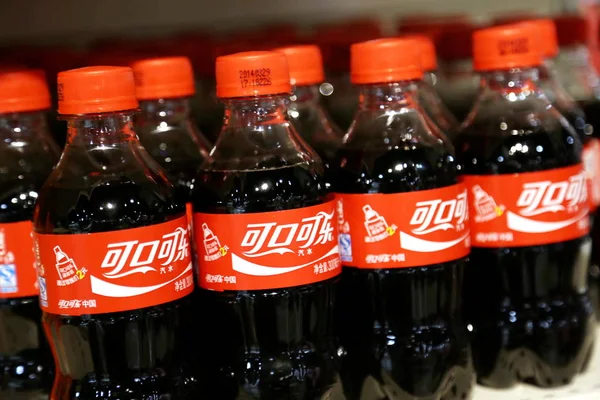 Láhve Coca Cola Jsou Prodeji Supermarketu Městě Xuchang Provincii Centrální — Stock fotografie