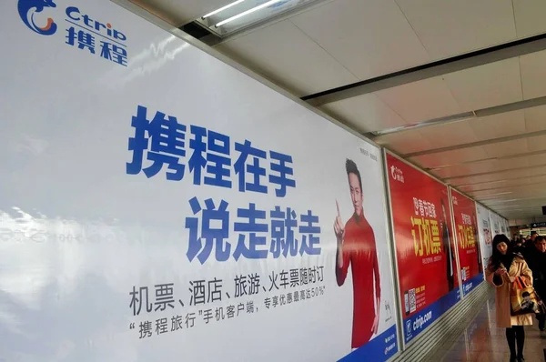 Pedestres Passam Por Anúncios Agência Viagens Line Ctrip Xangai China — Fotografia de Stock