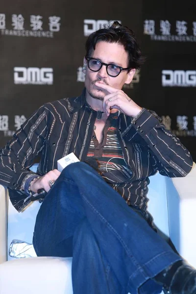 Amerikanska Skådespelaren Johnny Depp Visar Upp Sin Nya Förlovningsring Vänster — Stockfoto