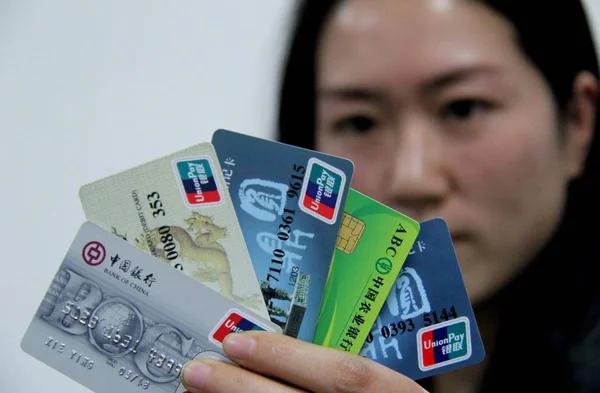 Een Chinese Vrouw Toont Creditcards Betaalkaarten Die Worden Ondersteund Door — Stockfoto