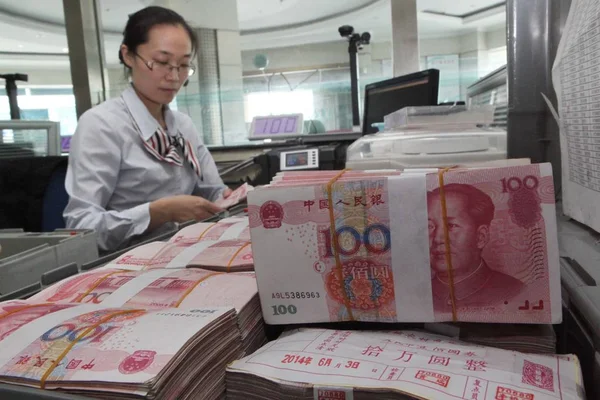 Китайський Чиновник Підраховує Банкноти Юанів Юанів Єни Банк Ganyu County — стокове фото