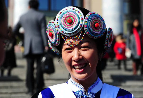 Una Diputada Minoría Étnica China Vestida Con Disfraces Tradicionales Posa — Foto de Stock